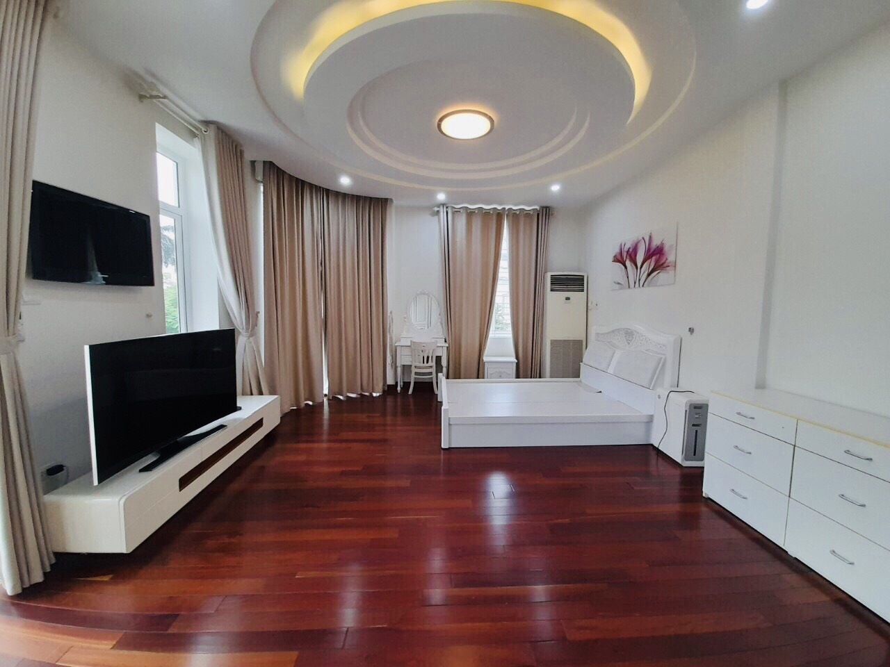 Bán biệt thự căn góc 306m2 với 6 phòng ngủ đủ đồ tại khu C1- Ciputra 6